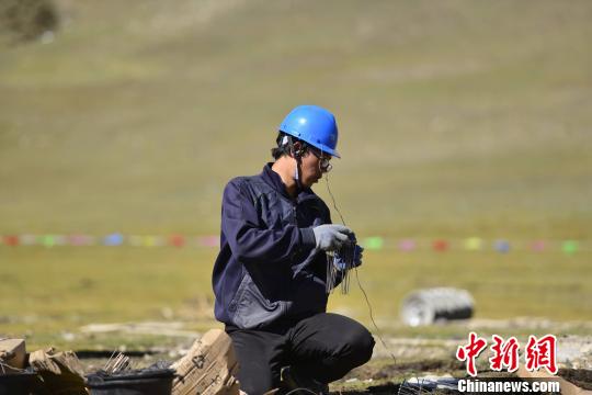 国家电网检修青藏联网工程线路 保证西藏冬季用电