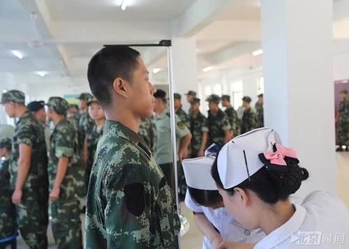 武警水电二总队新兵大队积极组织新兵进行体检