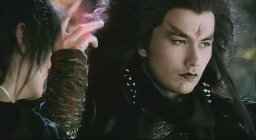 魔尊重楼对紫嫣的痴心也是让人感动,饰演魔尊重楼的是黄志玮,这一个
