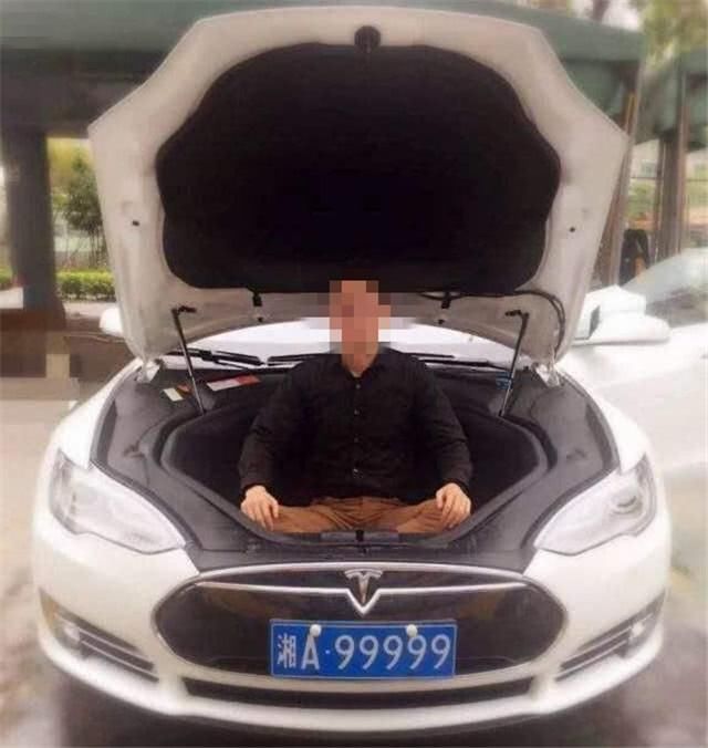 湘a99999最常被人见到还是在之前的奥迪a6l上,这款a6l车价就40多万