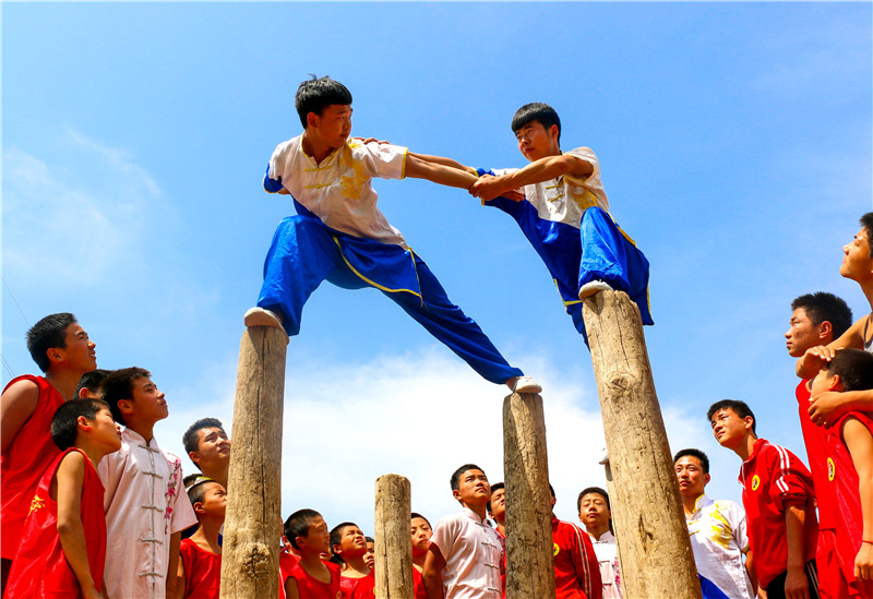 近年来,河北省邯郸市鸡泽县教育部门将当地特色传统武术梅花拳引入