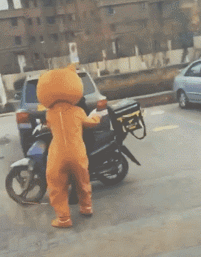 搞笑gif:我实在憋不住了,一路拖着他,进了女厕所!