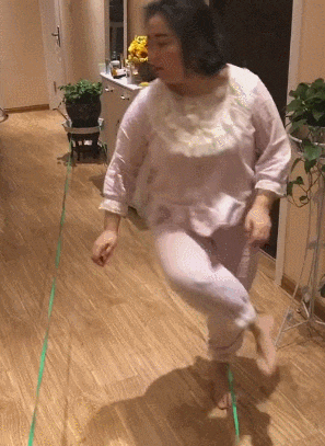 搞笑gif:妹子,老板让你来上班,你怎么自己还玩了起来