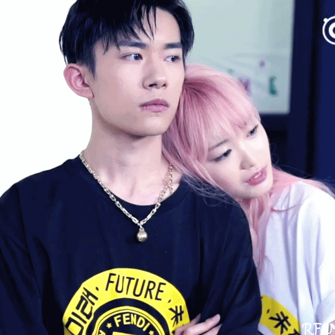 易烊千玺和小姐姐拍写真,女生用脸蹭了下肩膀,就把他耳朵羞红了