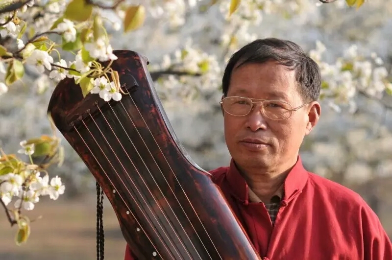 吴振宇,当代古琴制作名家,1949年生人,此次霄云路8号观心堂新春古琴