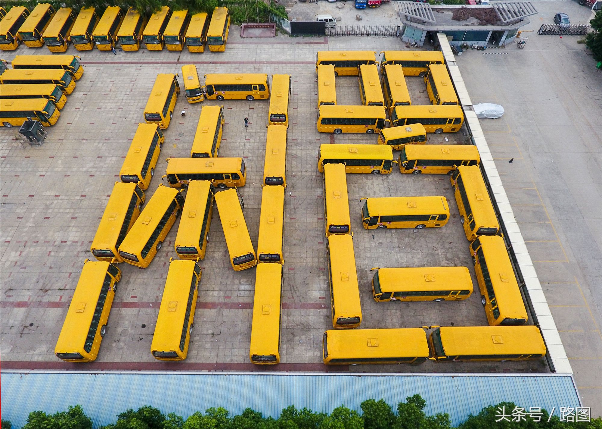 88辆校车停放广场2年 车主拼"闲置"字样取乐