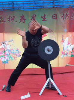 搞笑gif:这一刻蛋碎了一地,不过我想有这样的待遇!