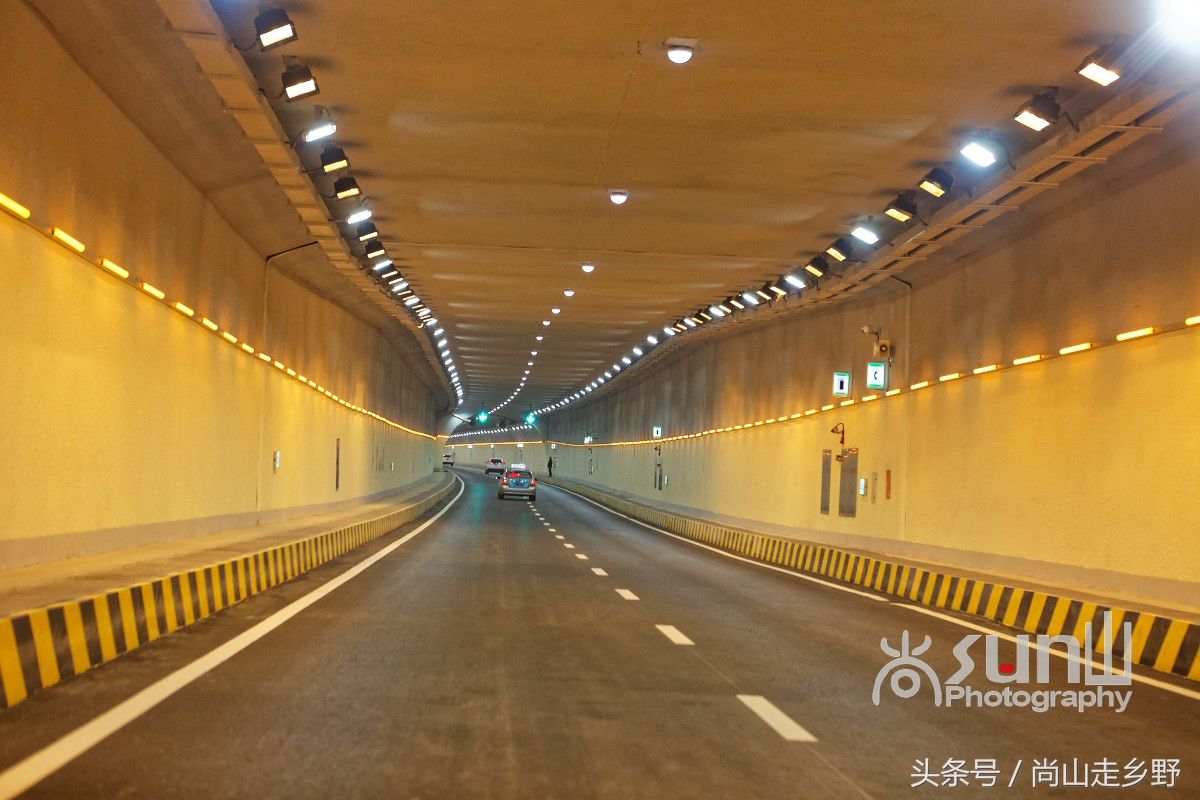 夜行济南这条第一天开通的全国最长城市隧道确实令人欢欣鼓舞!