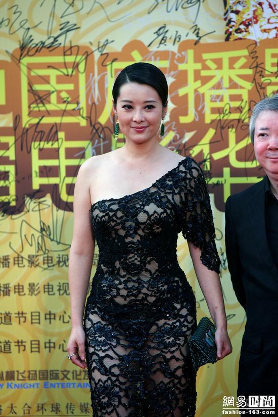 袁立放猛料撕不停 穿衣露球豪放被嘲五花肉