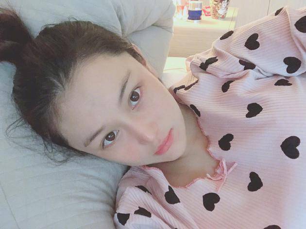 孕妈张馨予睡前躺女生卡通状态白里通红自拍床上生气皮肤图片