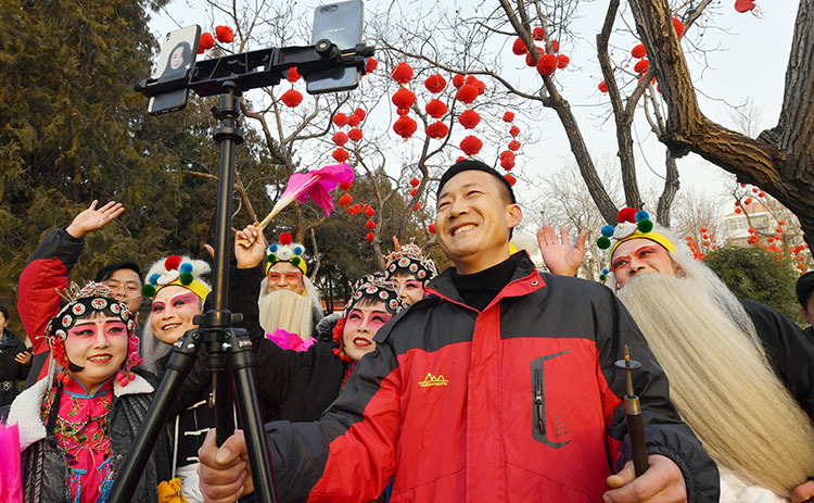 2019年2月5日,龙潭庙会,山西朔州踢鼓秧歌演员用直播软件给全国观众