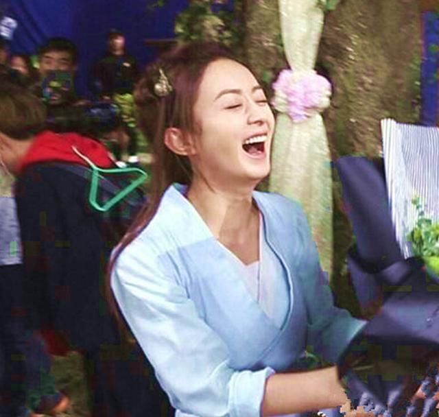 女星"笑岔气"好尴尬!杨幂嘴变心形,赵丽颖大笑堪比哭!
