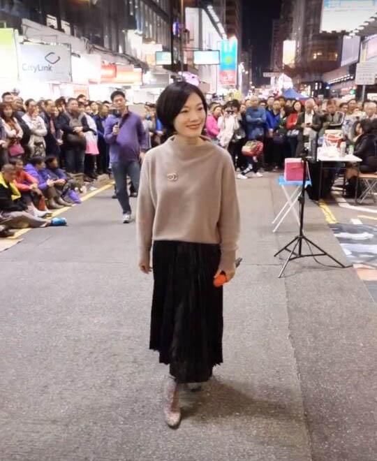 香港街头歌手小龙女图片