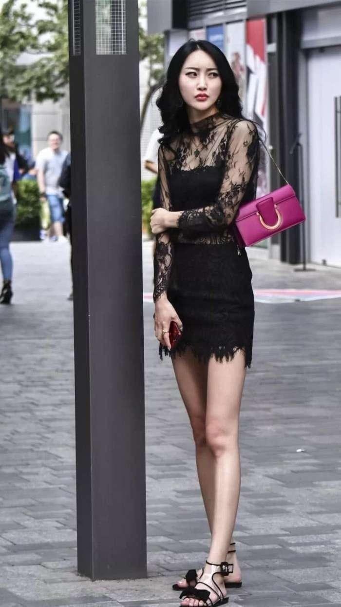 穿黑色蕾丝的美女走在大街,展现出与众不同的时尚风格