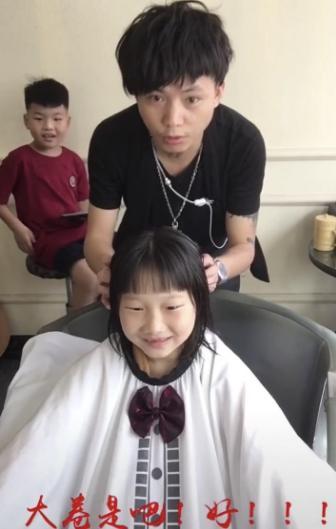 8岁小女孩去理发店做了个大卷,网友:要不是没有两颗门牙说是30岁我也