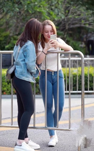 小羽街拍:俩紧身裤美女花,成了姐妹里最美风景图片精致v紧身夏日图片