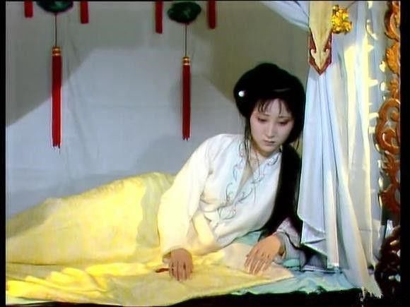 陈晓旭,一副让人怜爱的样子,本身身子就弱不禁风,穿上睡衣更让人心疼.
