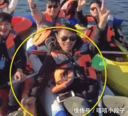 广西南宁一小伙在丽江旅游时,手机不慎掉进水里,他绝望的表情和动作