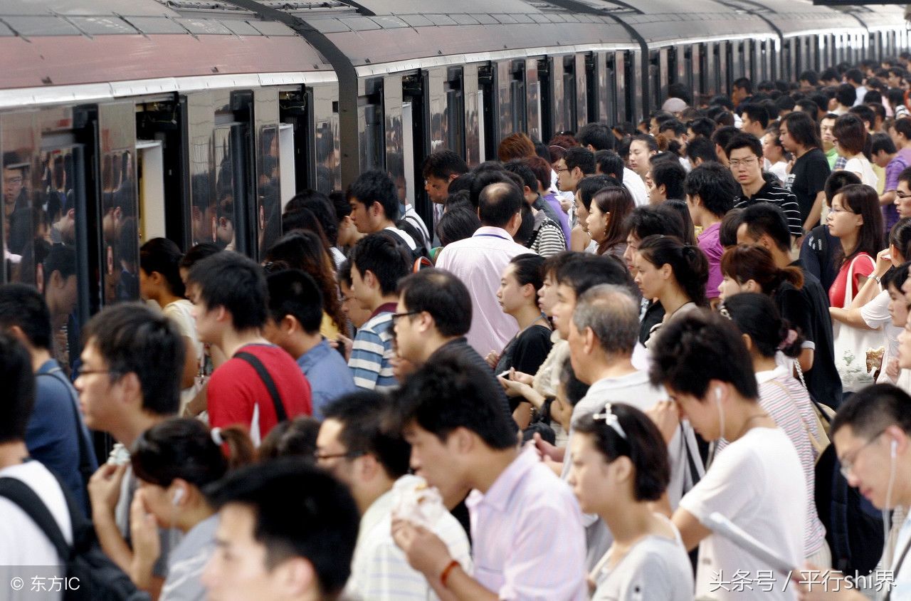 2009年8月29日,上海,早晨上班高峰时段,拥挤的3号线地铁站.