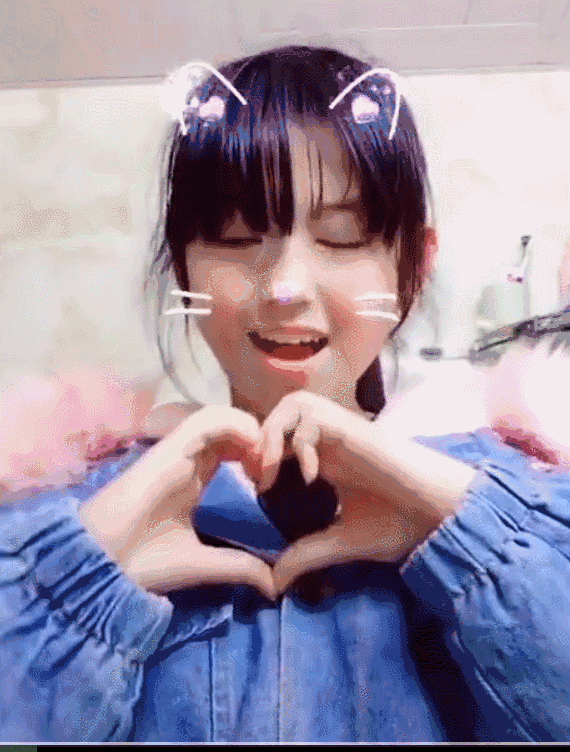 看多了就觉得一点都不像了,小女孩本身长得也很可爱