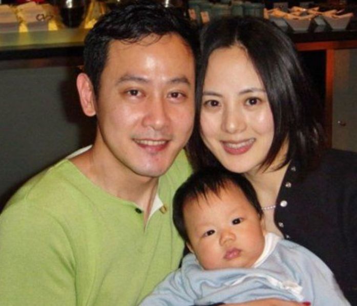 婚后两人孕有一个儿子,但没过多久两人便宣布离婚,儿子归王艺璇抚养.