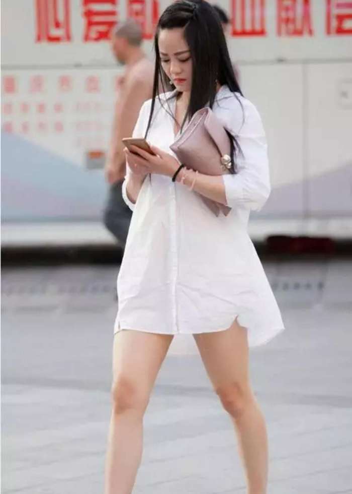 街拍:大长腿短裤美女,长衫搭配玩下身失踪!