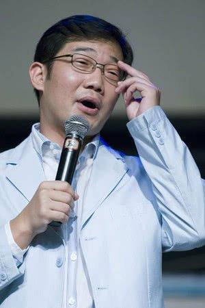 相声演员大兵被曝拖欠水电70多万,别墅遭喷漆,拉横幅"