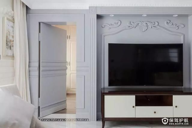 电视背景墙上做造型,也别忘了把房间门带上,在视觉效果上会使得整个