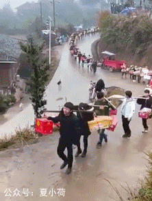 搞笑gif:老司机,你这样操作让车上坐的人情何以堪!