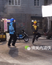 搞笑gif趣图 第一次觉得裙子不如短裤好看 搞笑gif 这是我见过最卖力