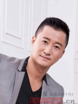 简单的男士小平头 凸显纯真的你
