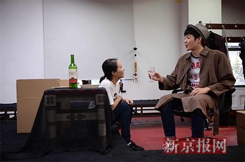 青年演员金戈(左),苏豪表演剧中片段.新京报记者 彭子洋 摄