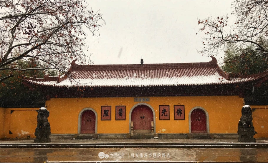 诏令这座由父皇两度赐名的古寺启建道场,并御敕名为"报恩光孝禅寺"