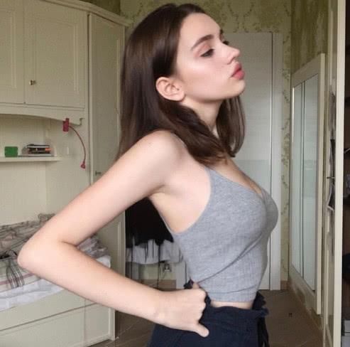 14岁的俄罗斯女孩,又瘦又有胸,简直了魔鬼身材天使面孔!