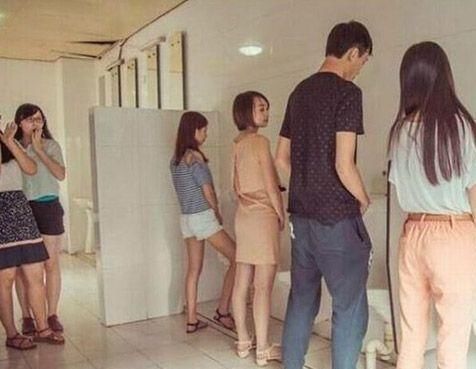 梦境迷雾，解析梦见很多女生进男厕所上厕所的深层含义