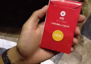 搞笑gif图:姑娘在想什么?她的表情真可爱啊!