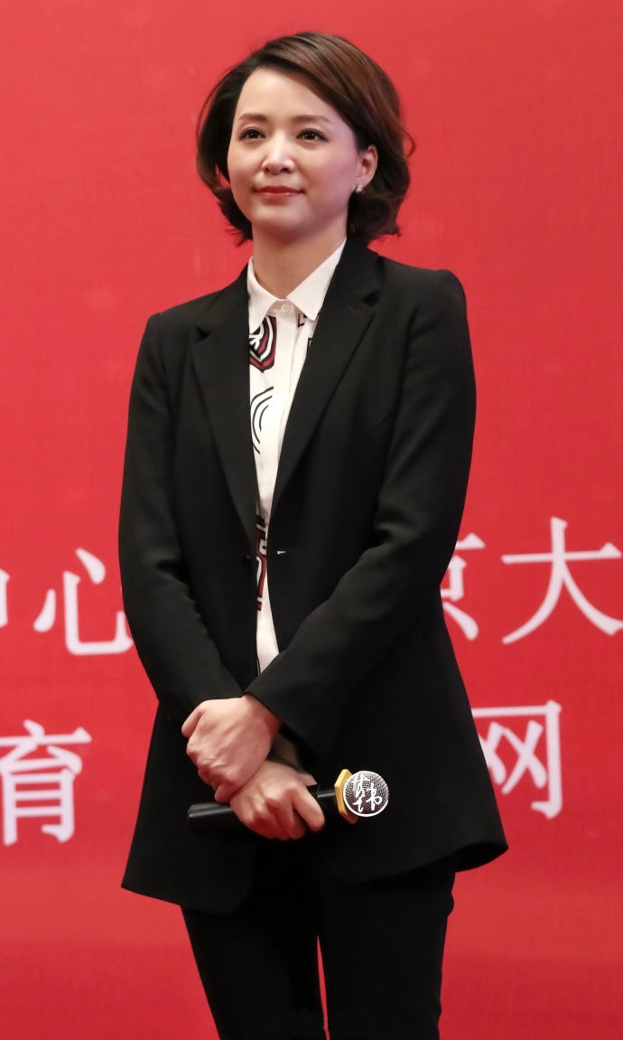 董卿黑色西装优雅得体出席活动 网友:这种气质是用知识来修饰的
