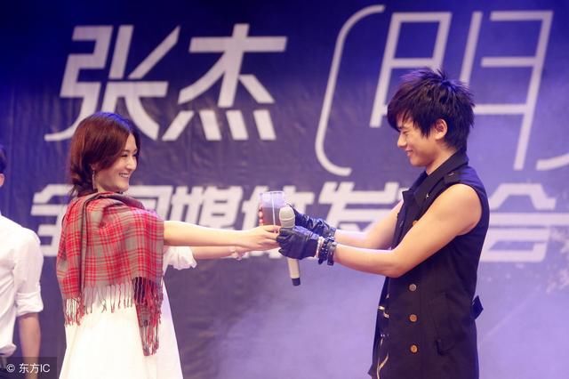 谢娜张杰"夫妻档"录制跑男!网友直呼:月子还没出就急"捞钱"