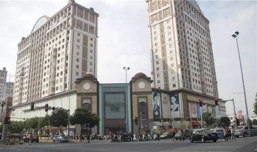 无锡宝龙广场电梯突然断裂 妈妈带着四岁孩子吓坏了