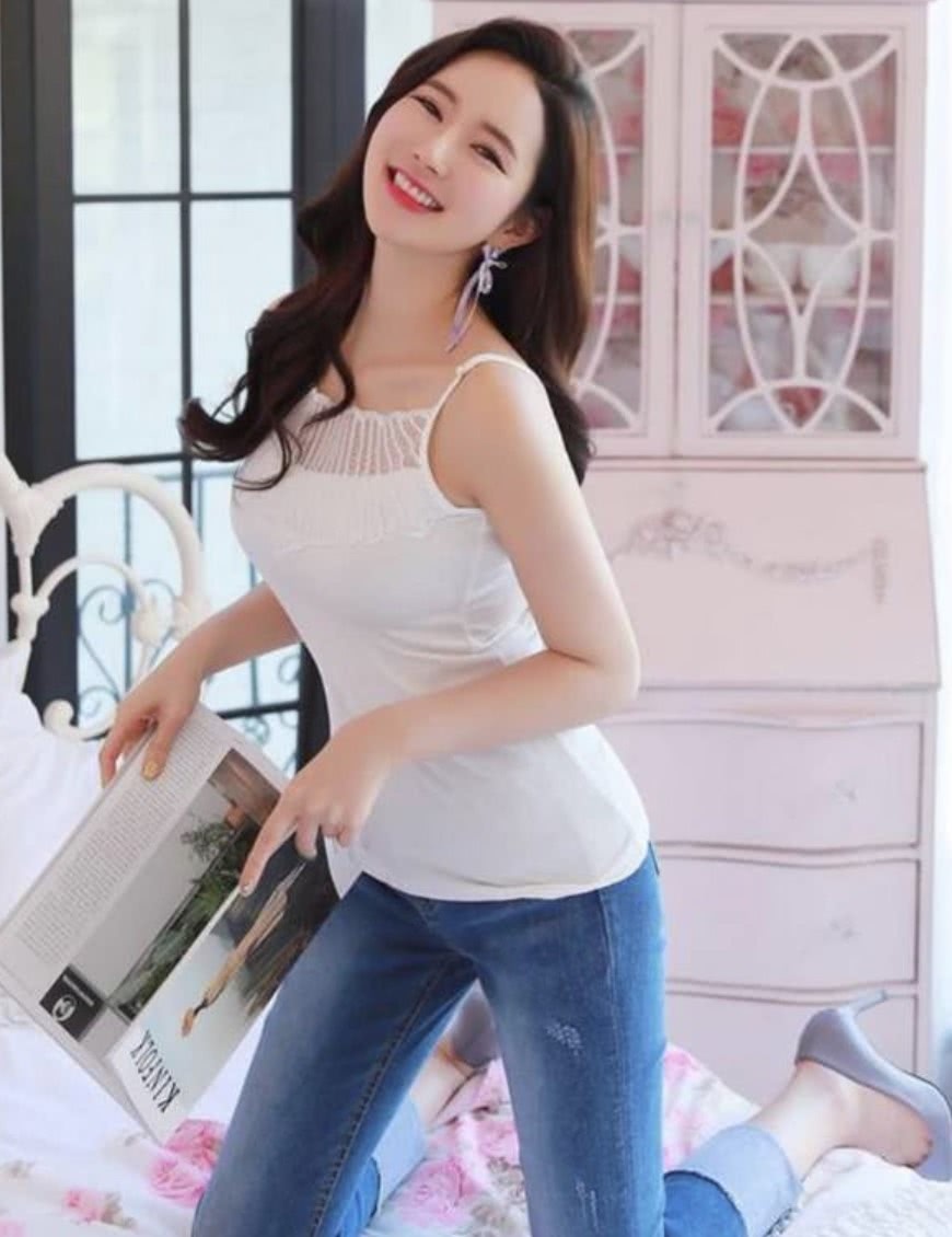 靓丽好看的牛仔裤美女,彰显潮流的气息,养眼上镜!