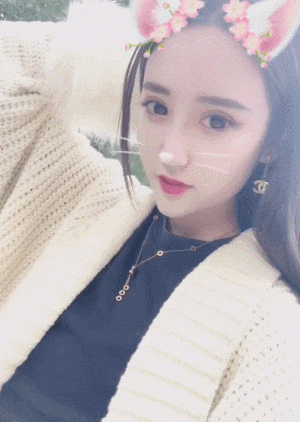 妹子,你这一字马有难度啊,但愿你裤子够结实,一会扯开