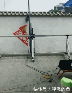 搞笑gif:这是新版武松打虎吗,这西门大官人的表情略显