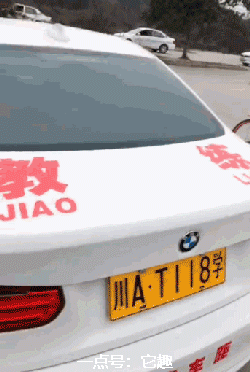 搞笑gif图:看在你胸怀的份上,我可以包容你的肚量!