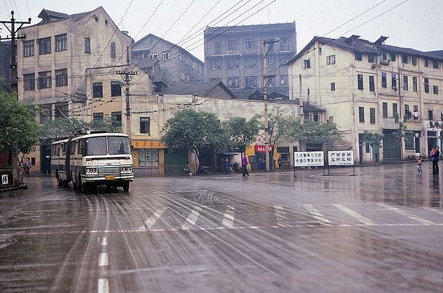 老照片:1983年重庆街景和无轨电车,值得收藏!