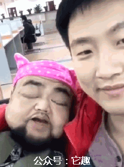 搞笑gif图:混黑社会多没出息,衣服都买不起!