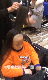 这坐姿和发型在清朝怕是个贝勒吧