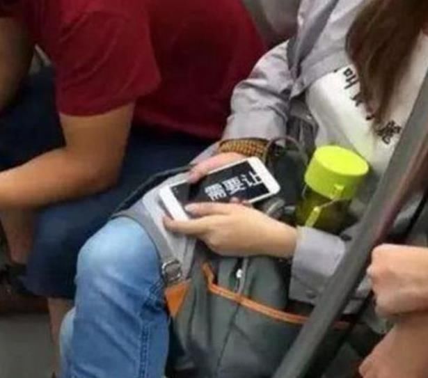 女同事在地铁睡觉走红,手机却闪过一行字,网友:素质真