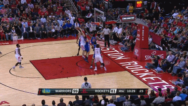 除了自己进攻,他能够在前场抢下前场篮板助攻队友完成投篮,这对于