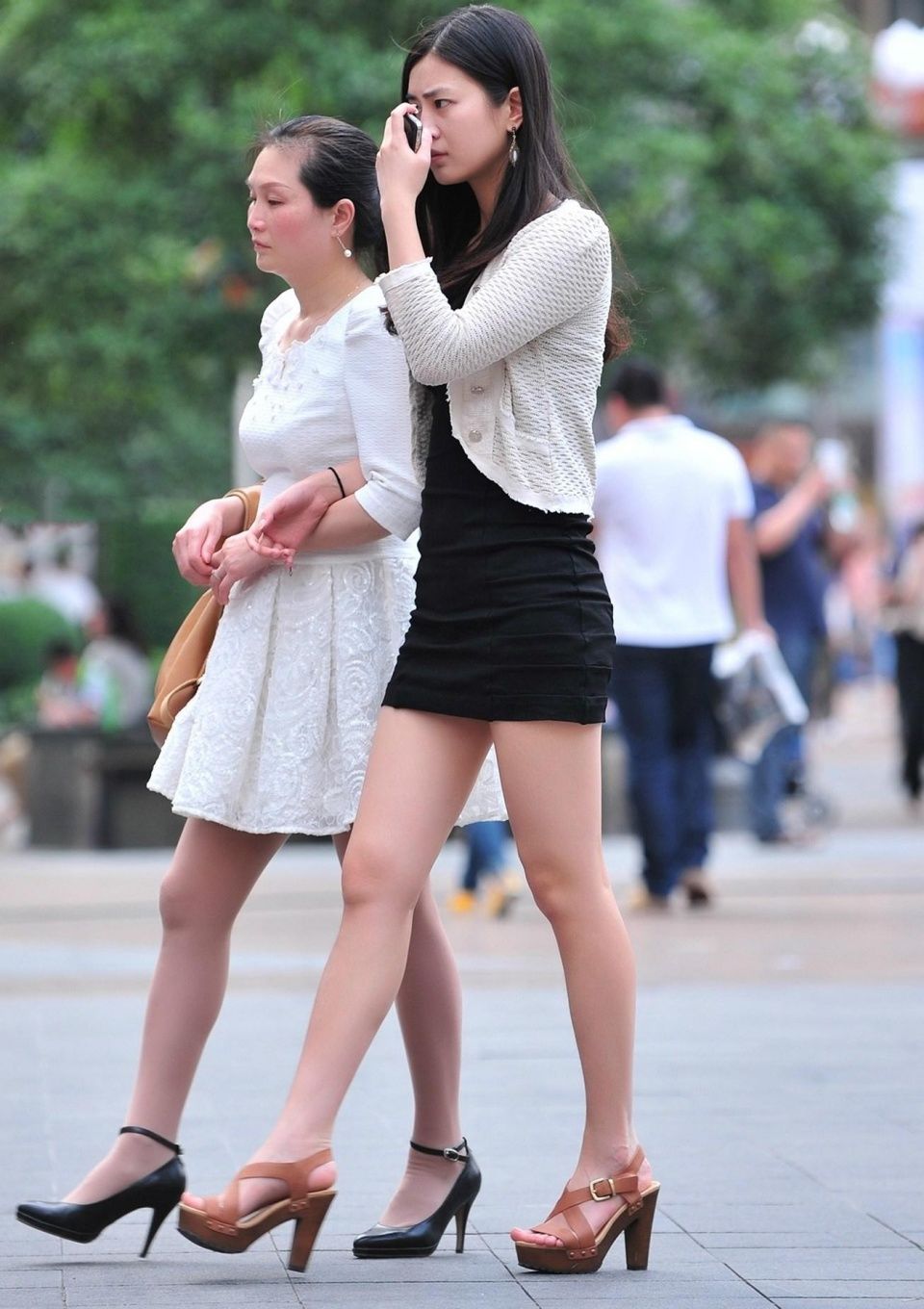 街拍,温柔可人的美女陪妈妈逛街,黑色包臀裙展现诱人美腿