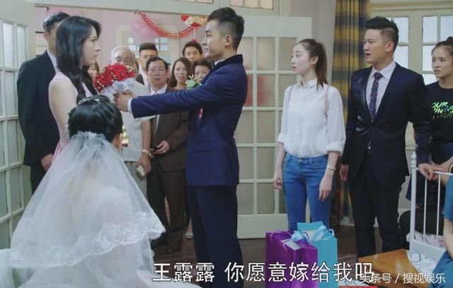 隋然看透了这一家子,当场赌气向宁馨的闺蜜王露露求婚.